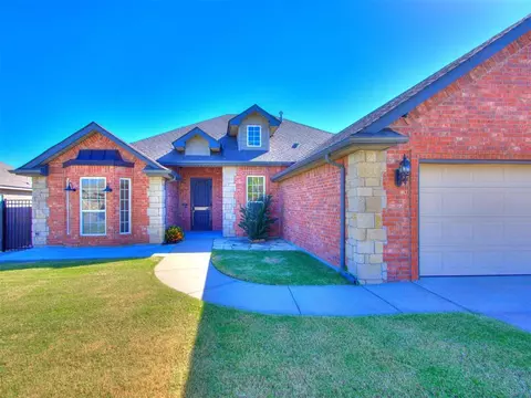 1812 SE 18th St, Moore, OK 73160