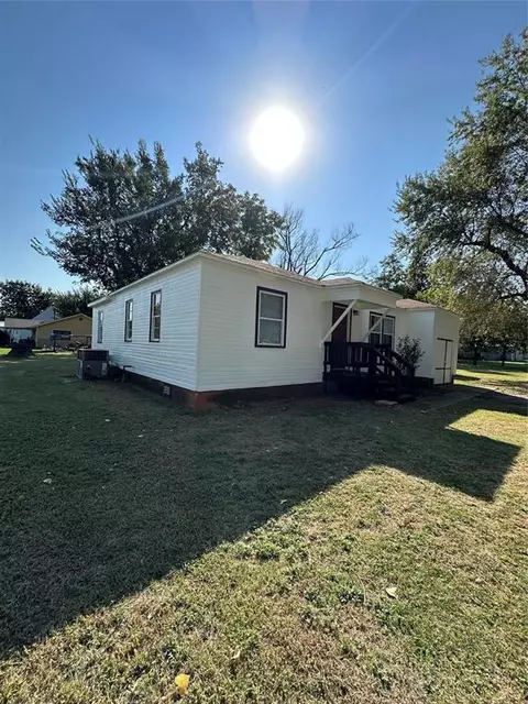 102 NW 7th St, Tuttle, OK 73089 photo 2