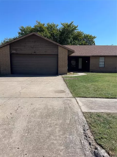 3508 Shannon Dr, Moore, OK 73160