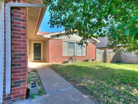 2305 Leaf Dr, Moore, OK 73160 photo 4