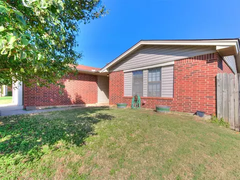 2305 Leaf Dr, Moore, OK 73160 photo 2
