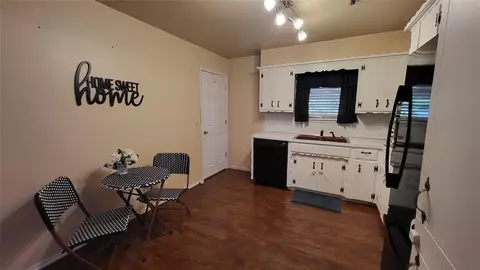 627 SW 3rd St, Moore, OK 73160