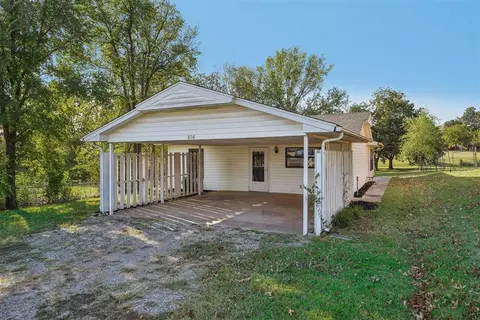 808 E Walnut St, Tecumseh, OK 74873 photo 3