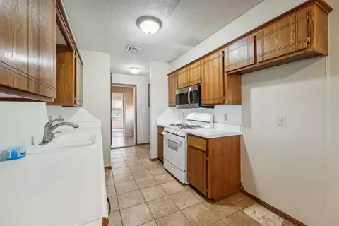 808 E Walnut St, Tecumseh, OK 74873 photo 7