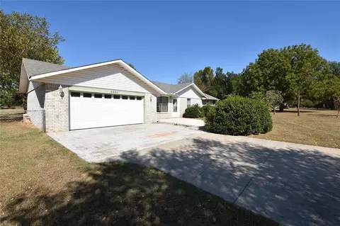 4001 N Horseshoe Dr, Guthrie, OK 73044