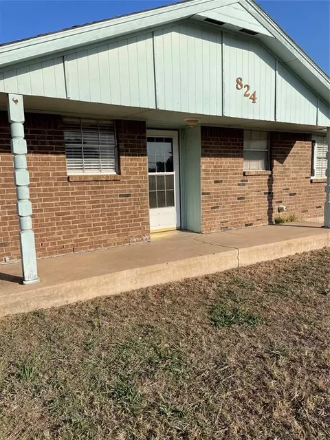 824 N Santa Fe Ave, Moore, OK 73160