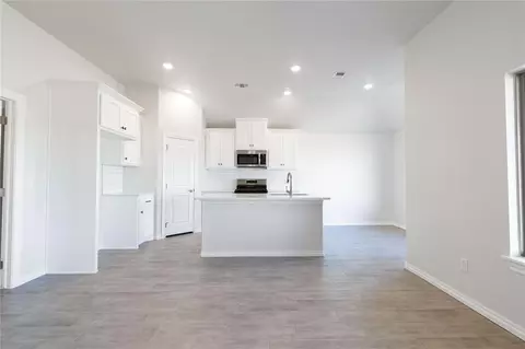 3833 Lynne Ave, Edmond, OK 73012
