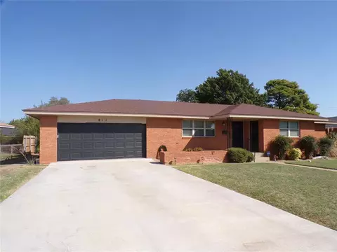 811 E Tom Stafford St, Weatherford, OK 73096