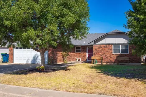 907 Ranchoak Ct, Yukon, OK 73099