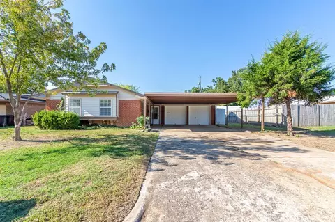 204 Freeman Dr, Moore, OK 73160