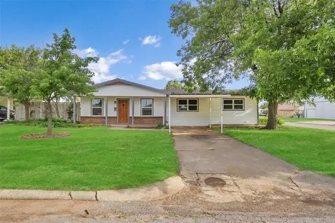 802 E 8th St, Cordell, OK 73632