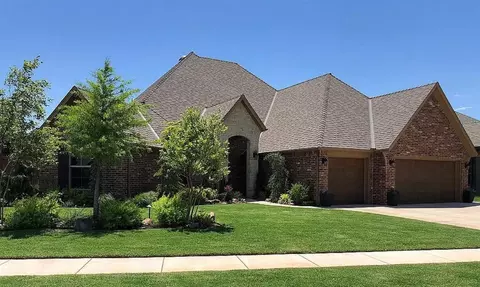 1904 Lago Dr, Moore, OK 73160