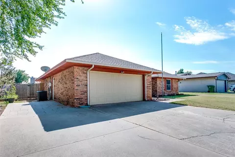 112 E Meade Dr, Yukon, OK 73099