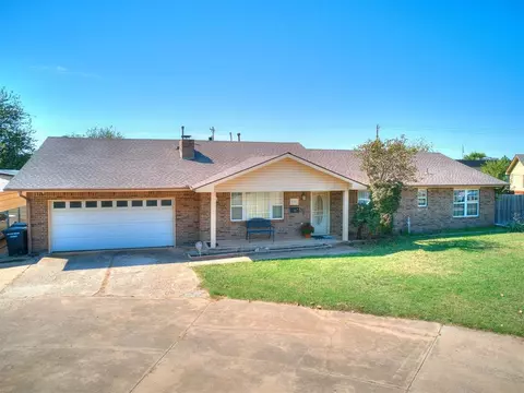 737 Camelot Dr, Moore, OK 73160