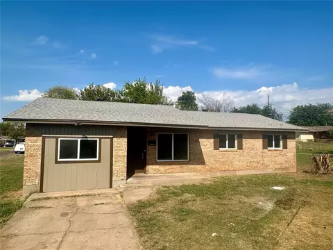 927 NW 24th St, Moore, OK 73160