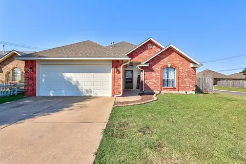 215 N Norman Ave, Moore, OK 73160