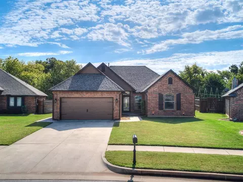 2308 Wimberley Creek Dr, Moore, OK 73160