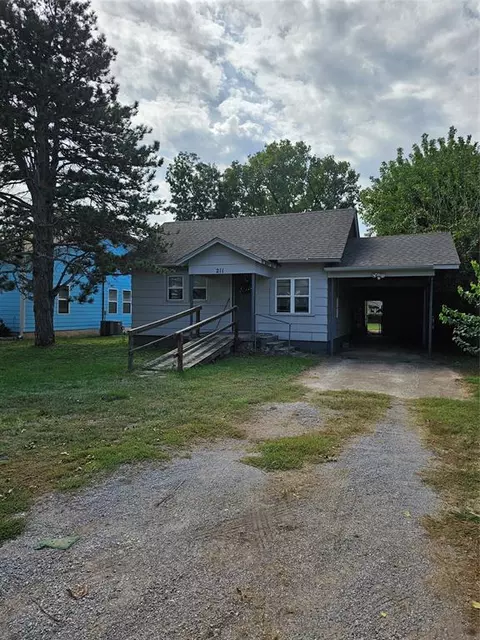 211 S Locust St, Pauls Valley, OK 73075