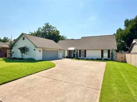 1109 Twisted Oak Dr, Midwest City, OK 73130