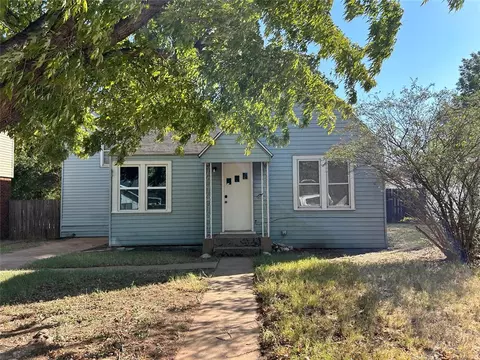 717 S 7th St, Clinton, OK 73601