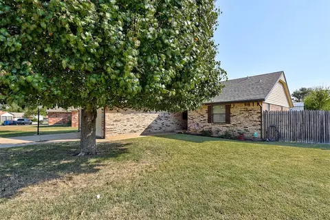 1204 Spruce St, Moore, OK 73160 photo 3