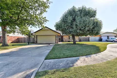 1204 Spruce St, Moore, OK 73160