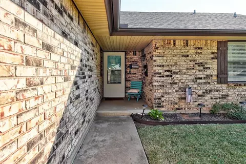 1204 Spruce St, Moore, OK 73160 photo 4