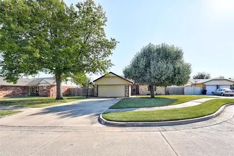 1204 Spruce St, Moore, OK 73160 photo 2