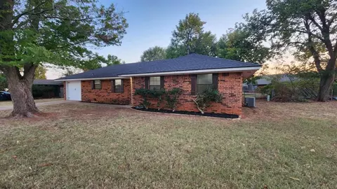 221 W Orbit Dr, Guthrie, OK 73044