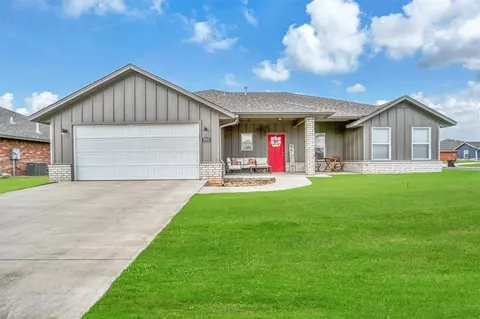 1013 Village Dr, Altus, OK 73521