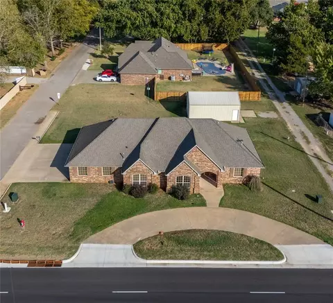 1900 N Lyle Rd, Weatherford, OK 73096