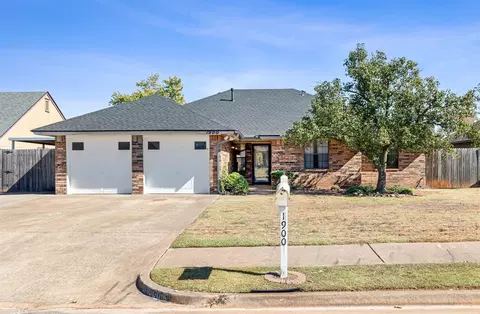 1900 Briarhill St, Moore, OK 73160
