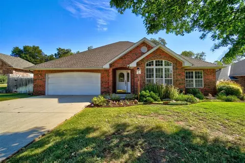 641 Lakeside Dr, Noble, OK 73068