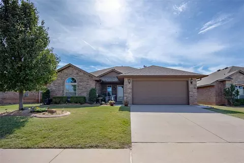 620 SW 43rd St, Moore, OK 73160