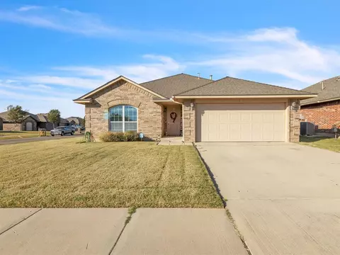 709 SW 44th St, Moore, OK 73160