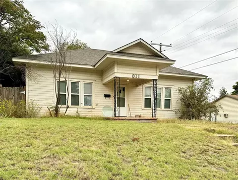 311 W 1st St, Elk City, OK 73644