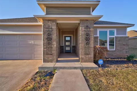 11020 SW 33rd St, Yukon, OK 73099