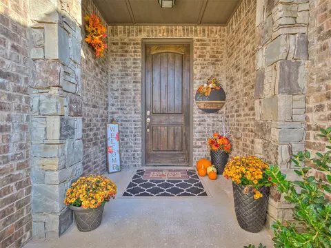 11729 SW 24th St, Yukon, OK 73099