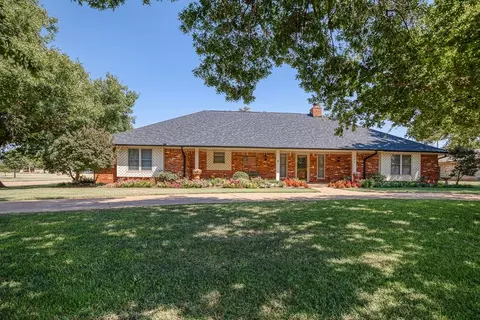 901 S 14th St, Kingfisher, OK 73750