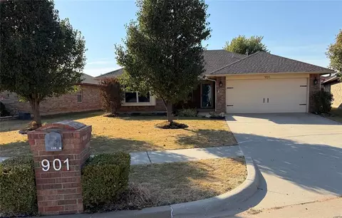 901 Redwood Creek Dr, Yukon, OK 73099