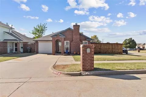 2405 Grapevine Dr, Midwest City, OK 73130