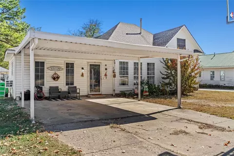 312 S 7th St, Okemah, OK 74859