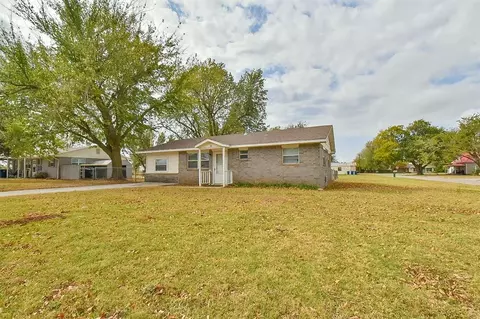 15 NW 6th St, Tuttle, OK 73089 photo 2