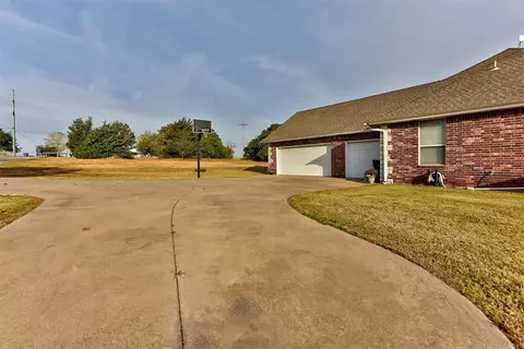 1744 S Dobbs Rd, Harrah, OK 73045 photo 4