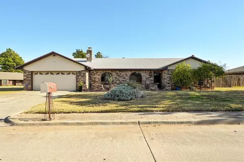 733 Woodlawn Dr, Yukon, OK 73099