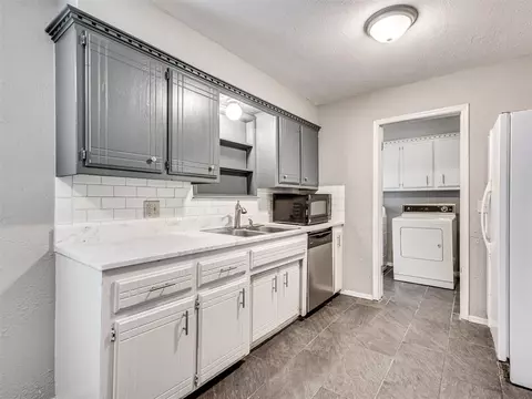 808 SW 27th St, Moore, OK 73160