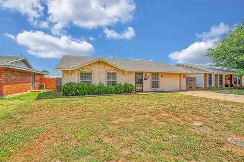 928 Hazel St, Altus, OK 73521 photo 1