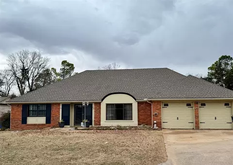 27 Village Dr, Chickasha, OK 73018
