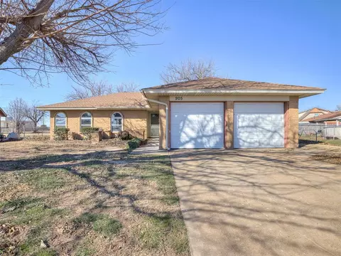 905 Newport Ave, Moore, OK 73160