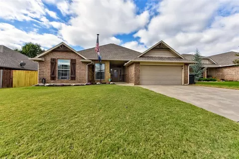 801 S Bouziden Dr, Moore, OK 73160